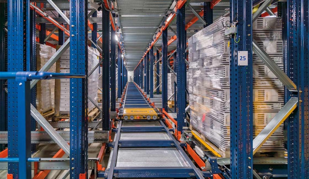 Los vehículos del 4-Way Pallet Shuttle se desplazan de forma autónoma por los pasillos y canales de las estanterías
