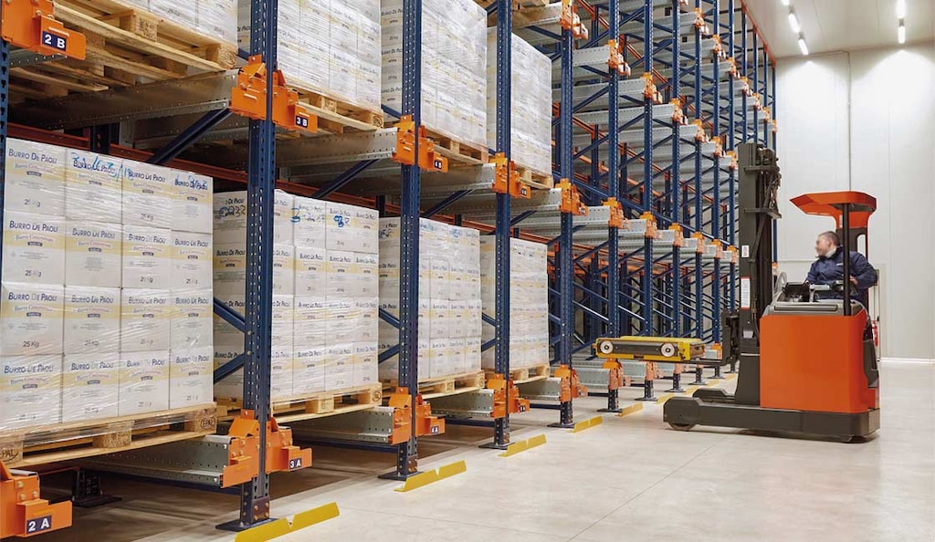 Un operario utiliza una carretilla para trasladar el Pallet Shuttle semiautomático entre los canales de almacenamiento