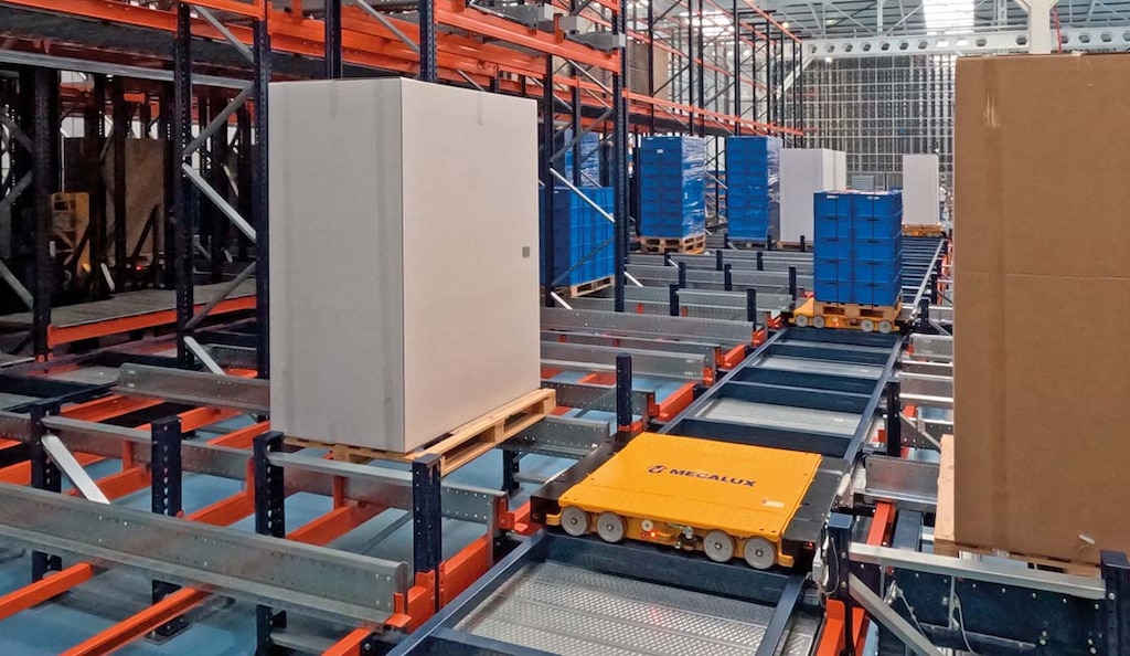 Las lanzaderas recorren el canal de almacenaje en línea recta