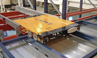 El 4 way shuttle mueve palets automáticamente en las cuatro direcciones del almacén