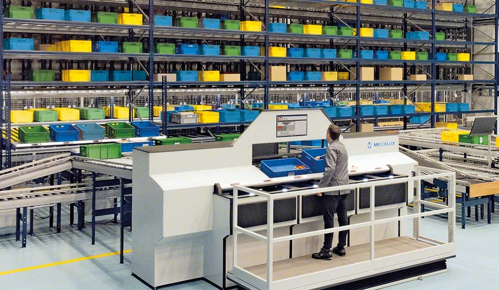 La estación de picking de alto rendimiento de Mecalux puede alcanzar los 1.000 picks/hora por operario