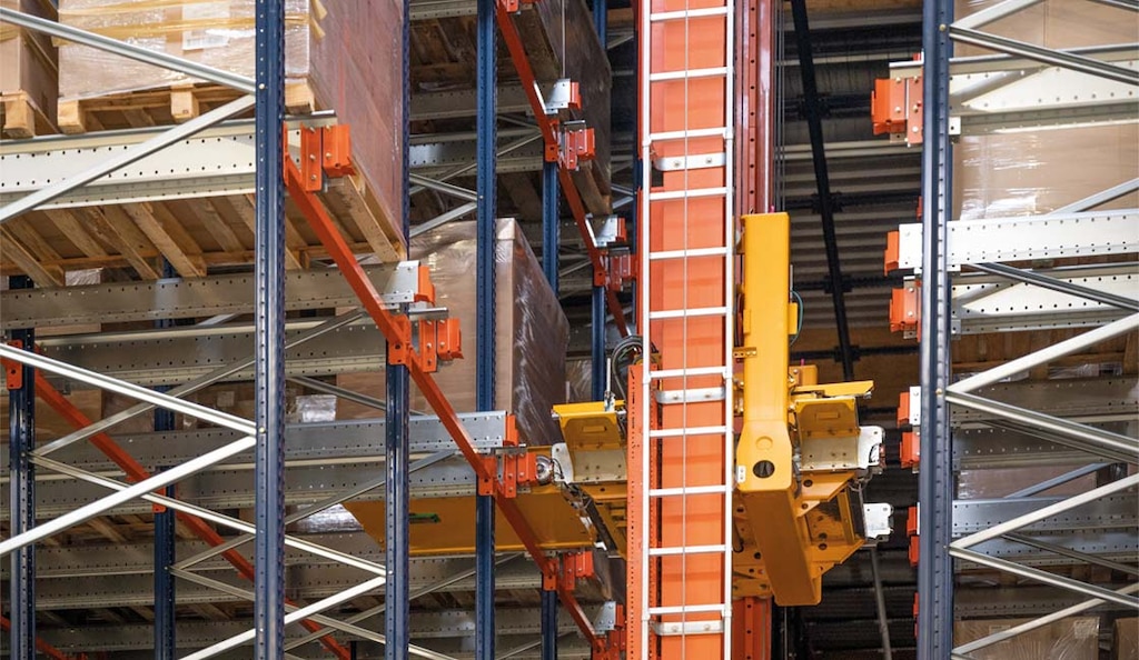 El sistema Pallet Shuttle automático emplea un carro motorizado que mueve los palets en el interior de las estanterías