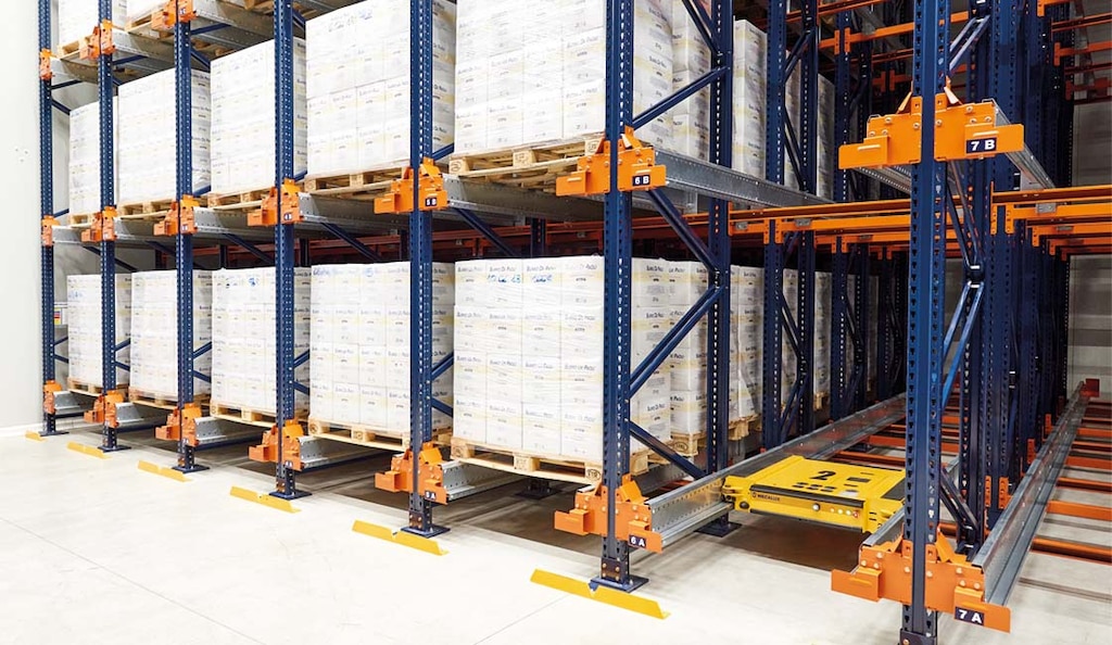 El sistema Pallet Shuttle semiautomático emplea un carro motorizado que mueve los palets en el interior de las estanterías