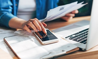 La amortización de maquinaria distribuye el coste de un activo a lo largo de su vida útil