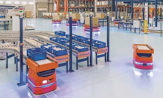 Los AMR o robots móviles autónomos son máquinas capaces de desplazarse sin supervisión por el almacén