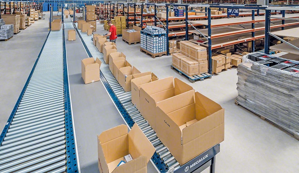 Los transportadores para cajas dinamizan el traslado de mercancías y la preparación de pedidos