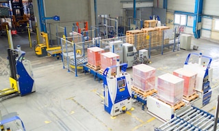 Las carretillas automatizadas dinamizan el transporte interno de mercancía de un almacén