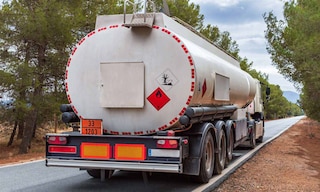 Cisterna con la señalización marcada por el ADR