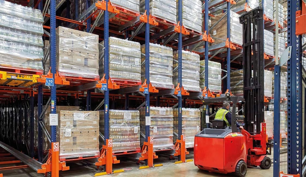 A medida que se incrementa la altura a la que se eleva la mercancía, la capacidad de la carretilla disminuye