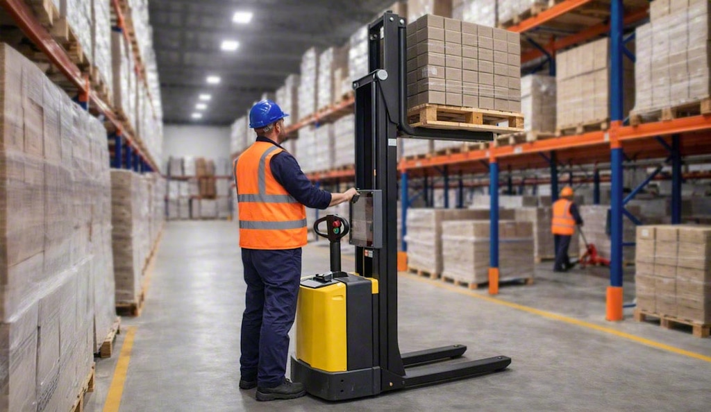 Los apiladores son capaces de elevar la mercancía paletizada varios metros de altura