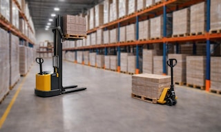 Principales diferencias entre transpaletas y apiladores