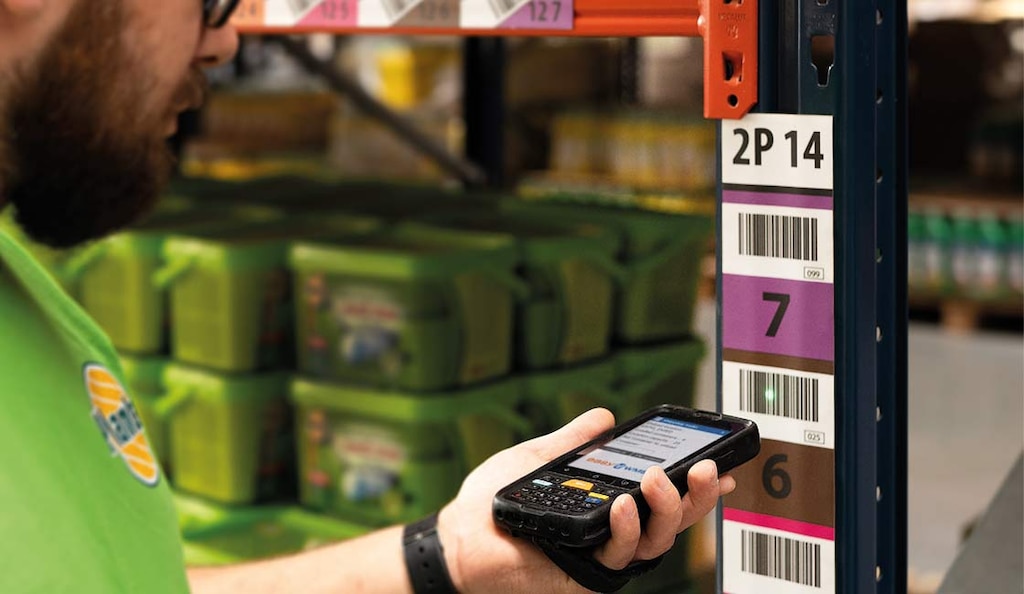 Las etiquetas de estanterías de almacén son de distintos materiales y tienen varios usos