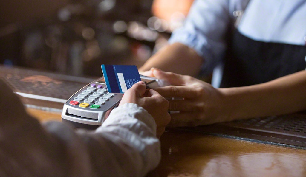 El lector envía ondas de radio que activan la antena del receptor de la etiqueta NFC