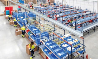 En un fulfillment center se empaquetan, preparan y envían pedidos a clientes finales