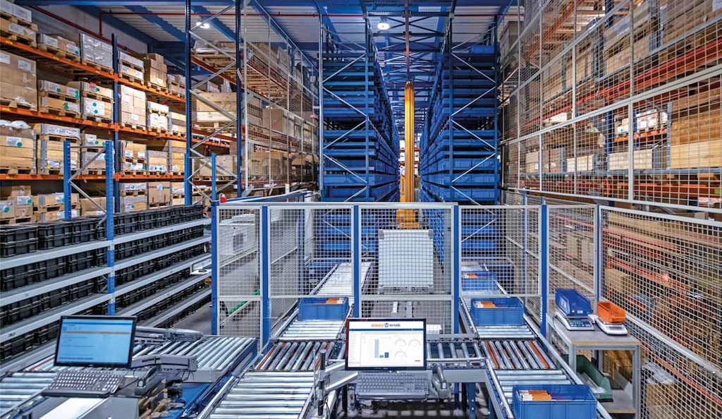 El software de gestión de almacenes sincroniza el inventario y coordina procesos logísticos avanzados