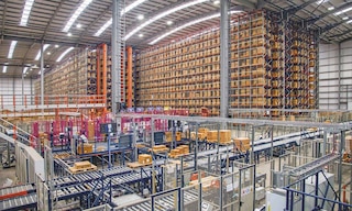 Comparación de proyectos logísticos greenfield y brownfield en almacenes automatizados