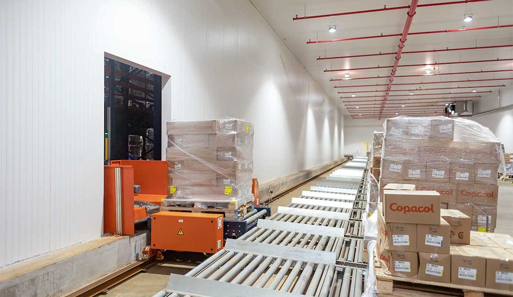 Las lanzaderas de entrada y salida permiten conectar dos zonas del almacén de forma automática