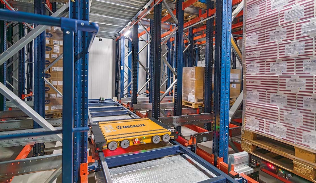 Las lanzaderas del Pallet Shuttle Automático 3D son ideales para grandes centros de distribución y almacenes a temperaturas bajo cero