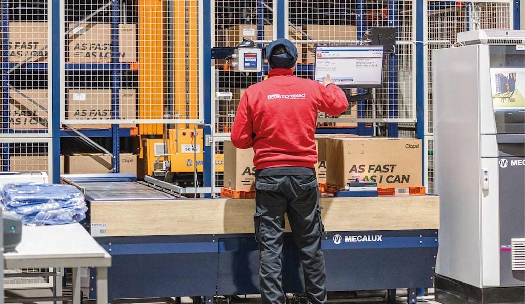 Un sistema de orquestación coordina software, sistemas automáticos, robots y personal del almacén