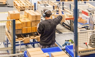 El paletizado de cajas engloba la estiba de productos, su enfardado o flejado y el retractilado del film