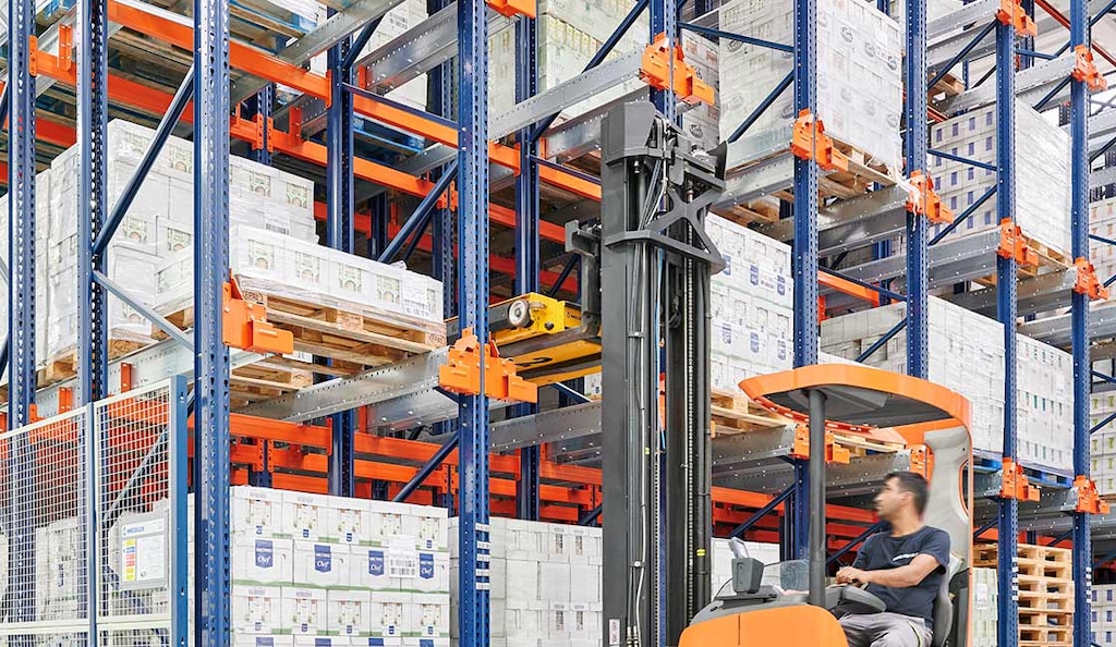 El Pallet Shuttle semiautomático utiliza una lanzadera que deposita y extrae palets del interior de las estanterías