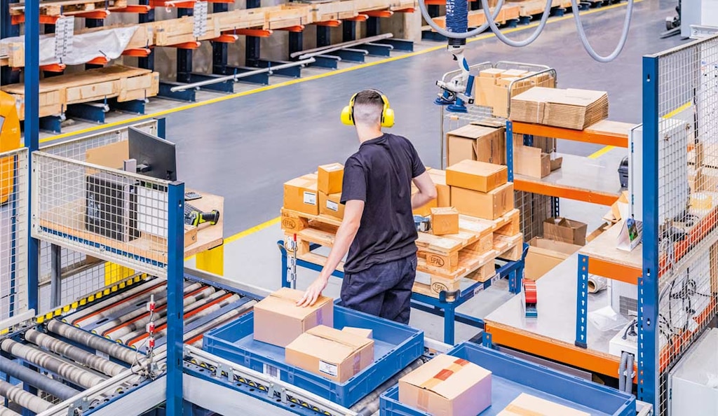 El almacén automático miniload reduce los desplazamientos de los operarios y acelera el proceso 'pick-to-pack'