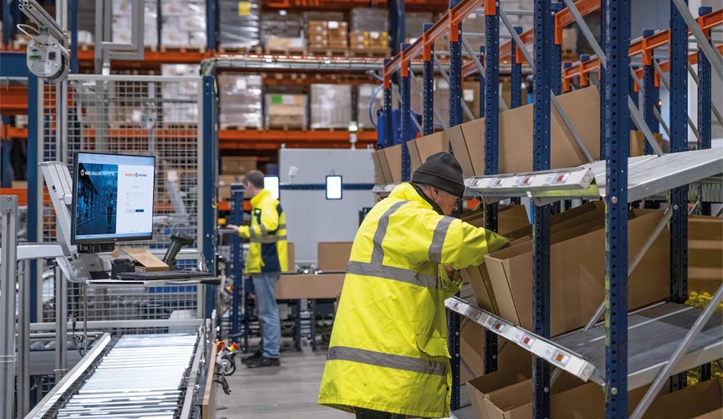 El pick packer es el operario responsable de llevar a cabo el proceso de pick-to-pack en el almacén