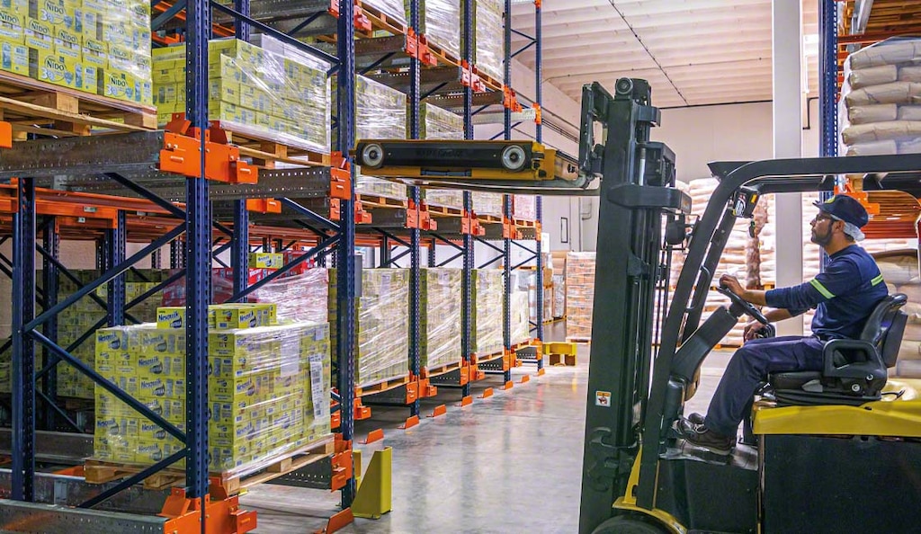Nestlé almacena los productos perecederos de su planta en Villa Nueva (Argentina) con el sistema Pallet Shuttle semiautomático
