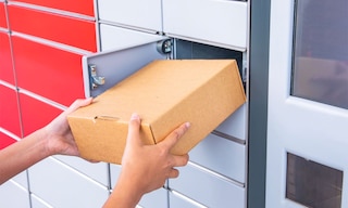 Un punto de recogida es una ubicación física donde los clientes retiran y, en algunos casos, envían o devuelven pedidos