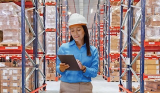 Un responsable de compras adquiere los bienes y materiales necesarios para la empresa