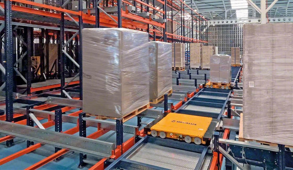 La robótica como servicio puede apoyarse en sistemas como el Pallet Shuttle Automático 3D para automatizar la entrada y salida de palets