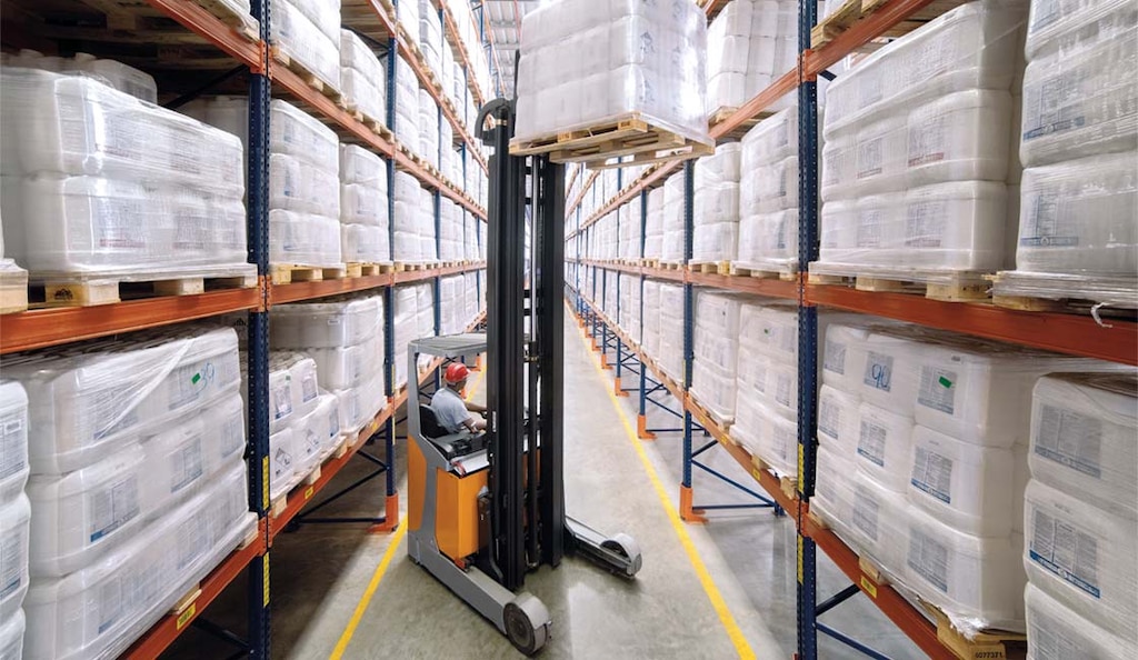 Mantener altos los estándares de seguridad en el uso de carretillas elevadoras resulta fundamental para evitar incidentes y asegurar el buen desarrollo de las actividades del almacén