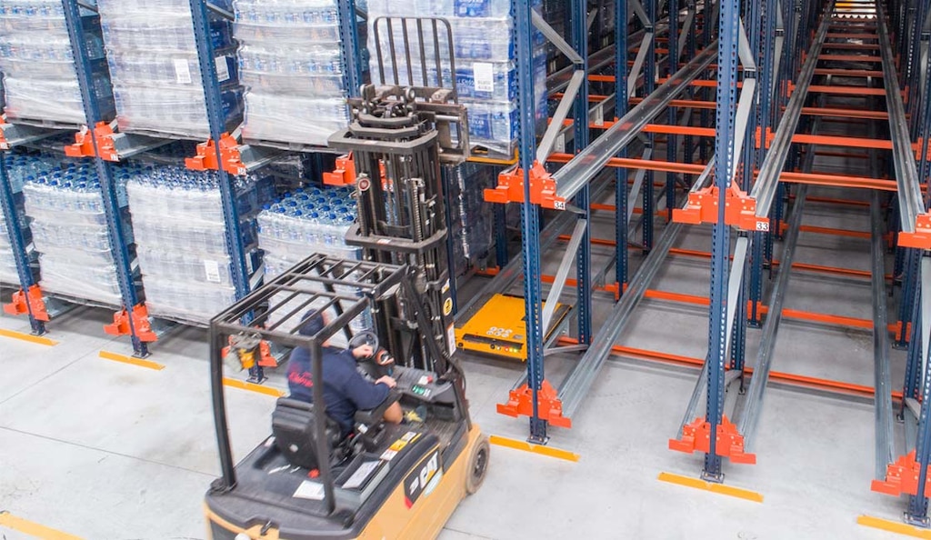 Las carretillas elevadoras están equipadas con un pórtico de seguridad que pro tege al personal frente a la posible caída de mercancía