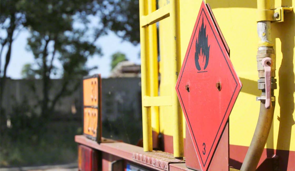 Señal de mercancías peligrosas clase 3 en un camión