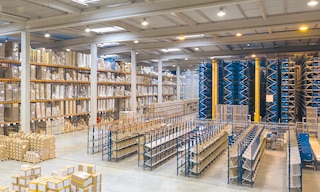 Los sistemas de estanterías suelen ser metálicos y se emplean en almacenes industriales