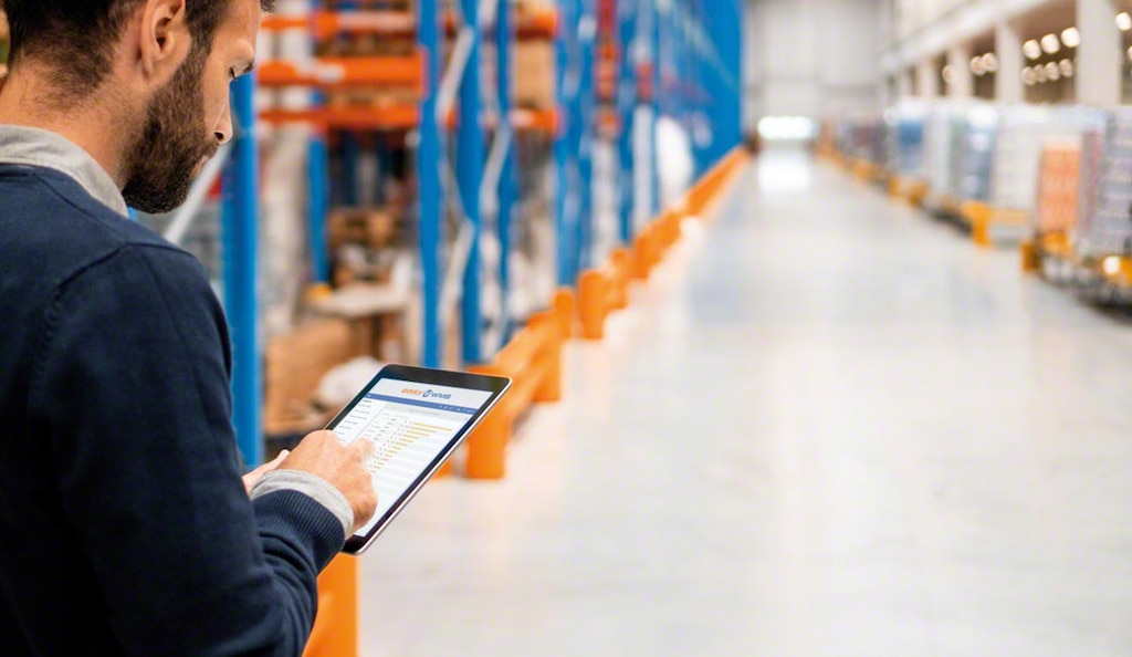 Los operarios utilizan sistemas de gestión de inventarios para garantizar el control del stock
