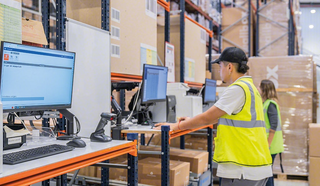 El software de gestión de almacenes controla y coordina las operativas de las instalaciones automáticas