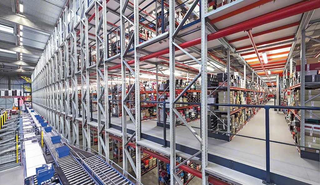 Las estanterías con pasarelas aprovechan la superficie para aumentar la capacidad de almacenaje y facilitan la preparación de pedidos
