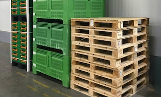 Existen seis tipos de palets si los clasificamos en función del material: madera, fibra de madera, cartón, plástico, poliestireno expandido y metal