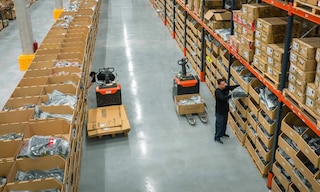 Para decidir entre transpaletas manuales y transpaletas eléctricas es importante considerar las características específicas de los productos y del almacén