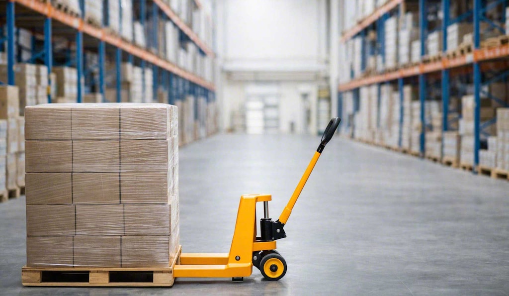 Las transpaletas manuales son el modelo más sencillo de esta familia de equipos de manutención