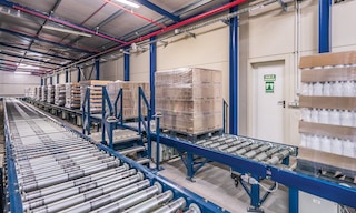 Un transportador de acumulación mecánico facilita la acumulación de varios palets