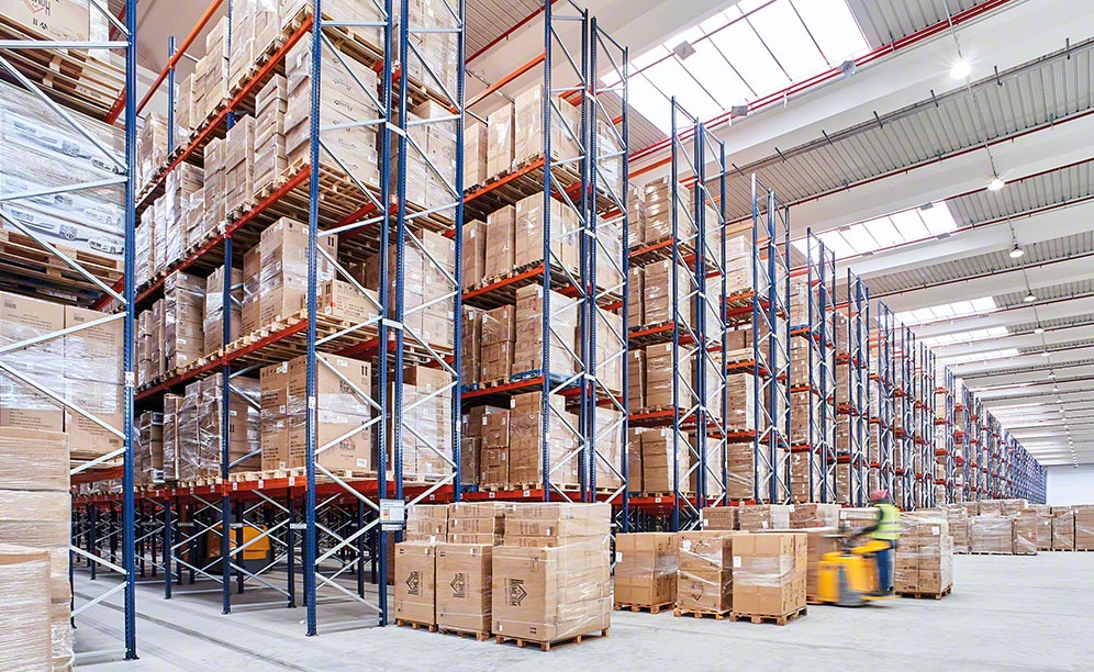 Estanterías para palets en el almacén de Aosom con capacidad para 80.000 palets