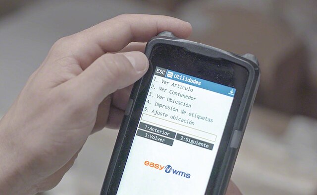 Easy WMS envía instrucciones a los operarios a través de terminales de radiofrecuencia