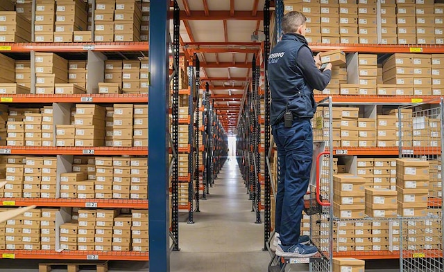El fabricante de zapatos Gioseppo dispone de dos almacenes donde preparar 3.500 pedidos diarios de zapatos, sandalias, zapatillas…