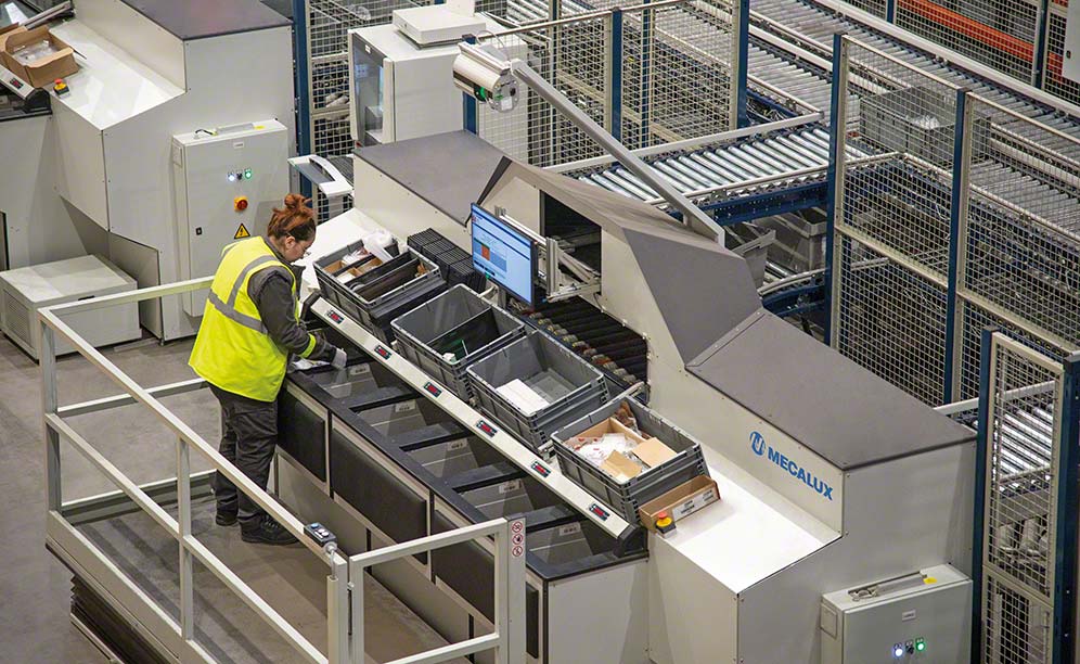 Estaciones de picking de alto rendimiento en el almacén de Manitou Group en Francia Estaciones de picking de alto rendimiento en el almacén de Manitou Group en Francia