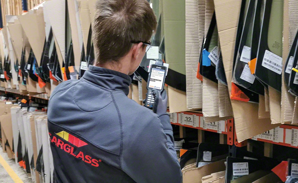Un operario de Carglass sigue las instrucciones de Easy WMS