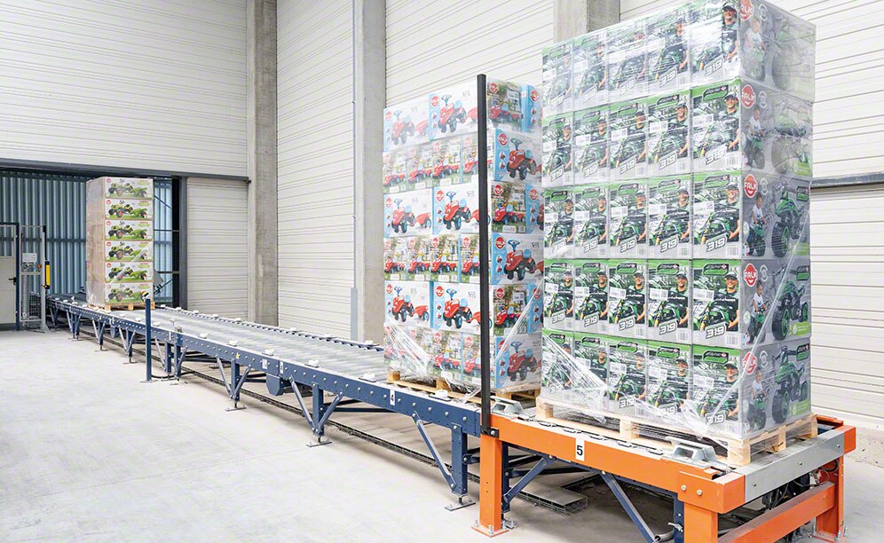 Sistemas de transporte automático en las instalaciones logísticas de Falk Toys