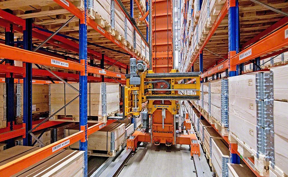 Transelevadores trilaterales gestionan mercancía de IKEA Components