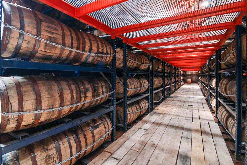 Estanterías para barriles y barricas en el almacén flotante de Ingram Whiskey